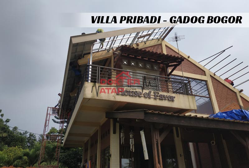 Proses pembongkaran atap keramik lama di Gadog