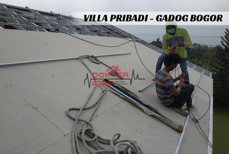 Pemasangan atap CTI oleh tukang ahli